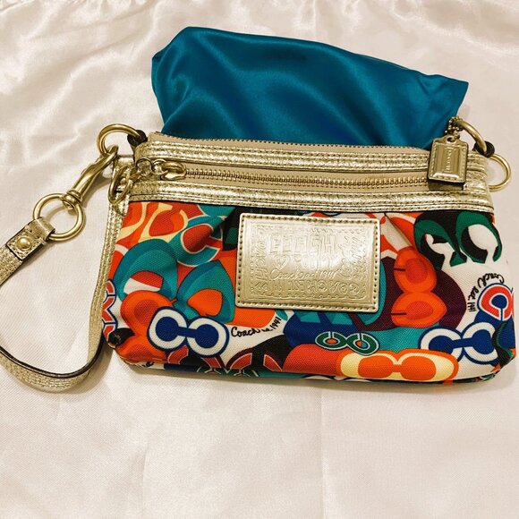 Coach Poppy Wristlet - Picture 6 of 15
